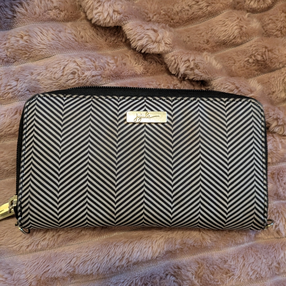 ✨3/25$ Ju-Ju-Be Black and White Chevron Wallet